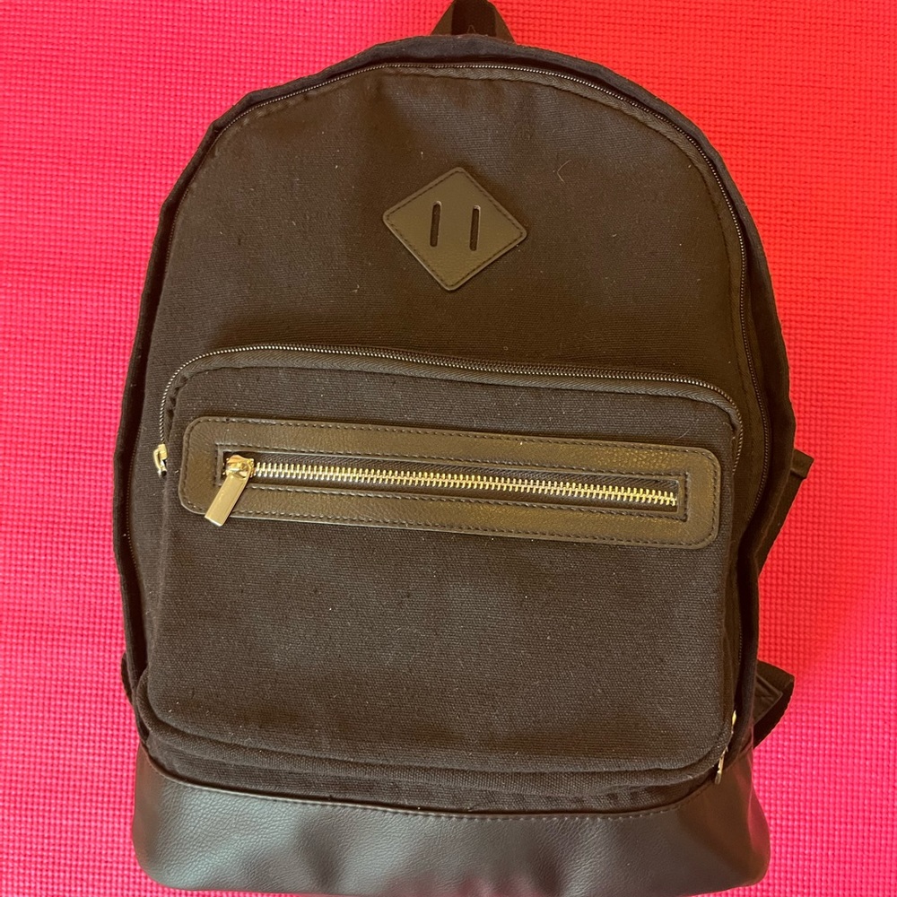 NWOT black faux leather/fabric backpack 🎒